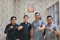 Ketua PWI Kota Jambi Irwansyah (Tengah) didampingi Bendahara Surya Pratama dan Wakil Ketua Bidang Organisasi Rizal Zebua di Kantor Basarnas Jambi, Jum'at (23/6/23). FOTO : Dhea
