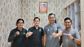 Ketua PWI Kota Jambi Irwansyah (Tengah) didampingi Bendahara Surya Pratama dan Wakil Ketua Bidang Organisasi Rizal Zebua di Kantor Basarnas Jambi, Jum'at (23/6/23). FOTO : Dhea