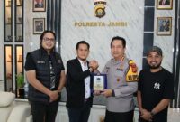 Ketua PWI Kota Jambi Irwansyah Berikan Cinderamata Kepada Kapolresta Jambi Kombes Pol Boy Siregar pada Acara Silaturahmi di Mapolresta Jambi. FOTO : HMS