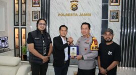 Ketua PWI Kota Jambi Irwansyah Berikan Cinderamata Kepada Kapolresta Jambi Kombes Pol Boy Siregar pada Acara Silaturahmi di Mapolresta Jambi. FOTO : HMS