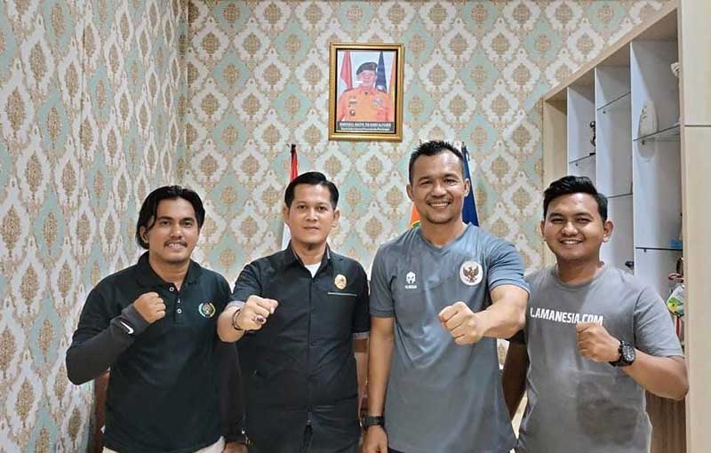 Ketua PWI Kota Jambi Irwansyah (Tengah) didampingi Bendahara Surya Pratama dan Wakil Ketua Bidang Organisasi Rizal Zebua di Kantor Basarnas Jambi, Jum'at (23/6/23). FOTO : Dhea