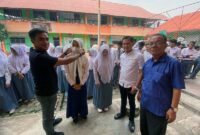 Pengurus PWI Kota Jambi Bagikan Masker ke Sekolah YPWI Muslimat Kota Jambi. FOTO : HMS