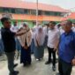 Pengurus PWI Kota Jambi Bagikan Masker ke Sekolah YPWI Muslimat Kota Jambi. FOTO : HMS