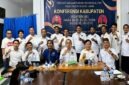 KONFERKAB PWI: Jajaran pengurus PWI Provinsi Jambi dan anggota PWI Muara Jambi mengabadikan momen bersama setelah menetapkan kembali Mustopa sebagai nakhoda organisasi pers tersebut untuk periode kepengurusan baru, Selasa (30/6/2026). (FOTO : Dok. Istimewa)