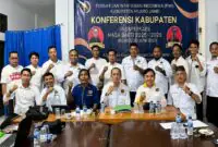 KONFERKAB PWI: Jajaran pengurus PWI Provinsi Jambi dan anggota PWI Muara Jambi mengabadikan momen bersama setelah menetapkan kembali Mustopa sebagai nakhoda organisasi pers tersebut untuk periode kepengurusan baru, Selasa (30/6/2026). (FOTO : Dok. Istimewa)
