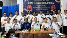 KONFERKAB PWI: Jajaran pengurus PWI Provinsi Jambi dan anggota PWI Muara Jambi mengabadikan momen bersama setelah menetapkan kembali Mustopa sebagai nakhoda organisasi pers tersebut untuk periode kepengurusan baru, Selasa (30/6/2026). (FOTO : Dok. Istimewa)