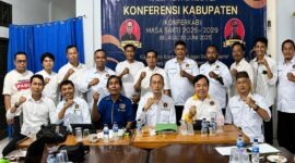 KONFERKAB PWI: Jajaran pengurus PWI Provinsi Jambi dan anggota PWI Muara Jambi mengabadikan momen bersama setelah menetapkan kembali Mustopa sebagai nakhoda organisasi pers tersebut untuk periode kepengurusan baru, Selasa (30/6/2026). (FOTO : Dok. Istimewa)