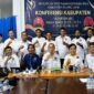 KONFERKAB PWI: Jajaran pengurus PWI Provinsi Jambi dan anggota PWI Muara Jambi mengabadikan momen bersama setelah menetapkan kembali Mustopa sebagai nakhoda organisasi pers tersebut untuk periode kepengurusan baru, Selasa (30/6/2026). (FOTO : Dok. Istimewa)