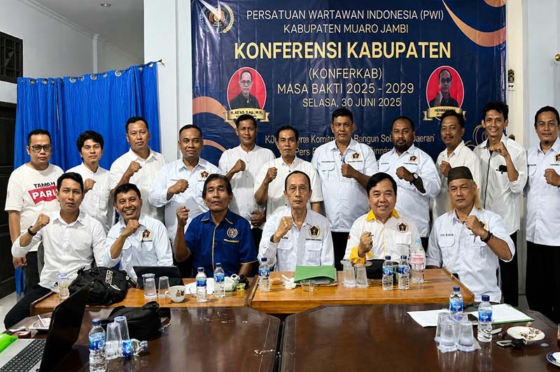 KONFERKAB PWI: Jajaran pengurus PWI Provinsi Jambi dan anggota PWI Muara Jambi mengabadikan momen bersama setelah menetapkan kembali Mustopa sebagai nakhoda organisasi pers tersebut untuk periode kepengurusan baru, Selasa (30/6/2026). (FOTO : Dok. Istimewa)