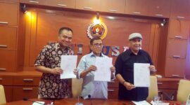 FOTO : (Kiri) Farianda Sinik Ketua PWI Sumut anggota formatur, Hendry Ch Bangun Ketua Umum dan Zulmansyah Sekedang Ketua PWI Riau anggota Formatur.