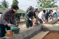 FOTO : Pangdam II/Sriwijaya Mayjen TNI Agus Suhardi Didampingi Danrem 042/Gapu, Brigjen TNI M. Zulkifli Melakukan Peletakan Batu Pertama Pembangunan Panti Asuhan Korem 042/Gapu, Senin (08/09/20).