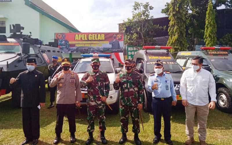 FOTO : Panglima Kodam II/Sriwijaya Mayjen TNI Agus Suhardi mengecek Kesiapan Sarana Pendukung Pengamanan Pilkada 2020 di Makorem 042/Gapu Jambi, Selasa (08/09/20).