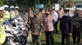 FOTO : Panglima Kodam II/Sriwijaya Mayjen TNI Agus Suhardi mengecek Kesiapan Sarana Pendukung Pengamanan Pilkada 2020 di Makorem 042/Gapu Jambi, Selasa (08/09/20).