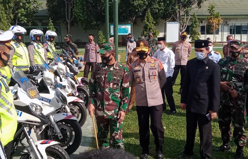 FOTO : Panglima Kodam II/Sriwijaya Mayjen TNI Agus Suhardi mengecek Kesiapan Sarana Pendukung Pengamanan Pilkada 2020 di Makorem 042/Gapu Jambi, Selasa (08/09/20).