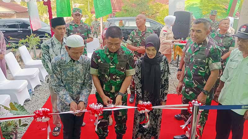 Pangdam II/Swj Mayor Jenderal TNI M. Naudi Nurdika Saat Potong Pita Resmikan Program Bedah Rumah Kodim 0415/Jambi. FOTO : PENDIM