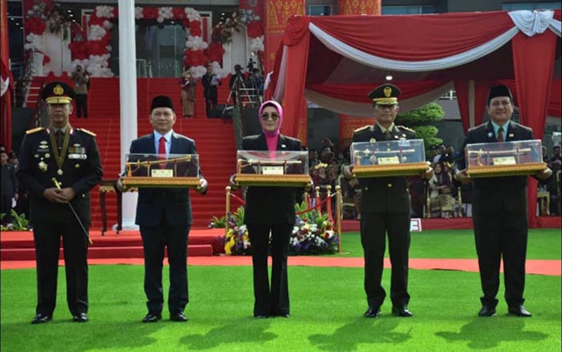 Pangdam II/Swj Mayjen TNI M. Naudi Nurdika Terima Penghargaan PIN Emas dan Pedang dari Kapolri Jenderal Pol Listyo Sigit Prabowo diserahkan Kapolda Sumsel, Irjen Pol A Rachmad Wibowo pada Upacara dan Syukuran Hari Bhayangkara Ke-78 Tahun 2024 di Halaman Mapolda Sumsel Palembang. [FOTO : indonesiadefense.com]