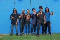 Para personel Uncles Band, membawa semangat musik rock dan kritik sosial dari pinggiran menuju panggung nasional. FOTO : HMS