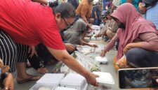 Ribuan Warga Pati Gelar Syukuran Tumpeng di Alun-alun Hingga Gundulan. [FOTO : kompas.com]