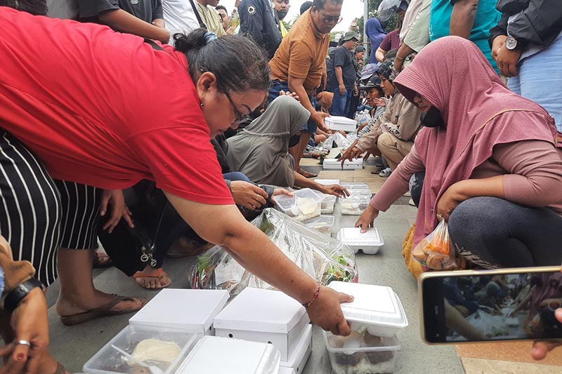 Ribuan Warga Pati Gelar Syukuran Tumpeng di Alun-alun Hingga Gundulan. [FOTO : kompas.com]