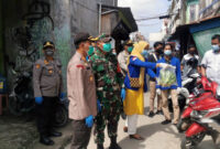 FOTO : Polres Tanjab Barat dan Kodim 0419/Tanjab dan Mahasiswa PMII Patrolis Mendistribusikan Bansos Bantuan dari Masyarakat Petani Hidroponik dengan sasaran Pasien Covid-19 yang menjalani Isolasi Mandiri, Sabtu (10/10/20)