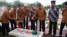 Pengurus Pepabri Jambi Ziarah Rombongan di TMP Satria Bhakti Jambi Untuk Kenang Perjuangan Pahlawan. FOTO : JMS