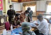 FOTO : Pegawai di Kejaksaan Negeri Kabupaten Tanjung Jabung Barat Saat Dilakukan Rapid Tes Covid-19, Rabu (06/01/21).