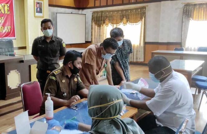 FOTO : Pegawai di Kejaksaan Negeri Kabupaten Tanjung Jabung Barat Saat Dilakukan Rapid Tes Covid-19, Rabu (06/01/21).