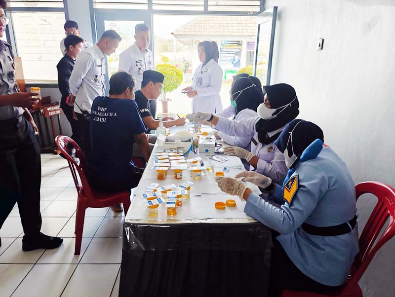 Pelaksanaan Tes Urine Mendadat terhadap Petugas dan Warga Binaan di Lapas Jambi. FOTO : HMS