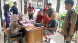 Ditreskrimsus Polda Jambi Limpahkan 3 Pelaku Penambangan Minyak Ilegal ke Kejaksaan Negeri Muara Bulian. FOTO : HMS