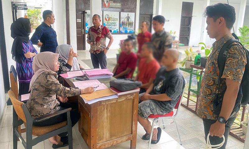 Ditreskrimsus Polda Jambi Limpahkan 3 Pelaku Penambangan Minyak Ilegal ke Kejaksaan Negeri Muara Bulian. FOTO : HMS