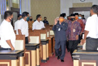 FOTO : Gubernur Jambi H. Fachrori Umar Melaksanakan Pelantikan Dewan Pertukangan Nasional Pengurus Bedeng Wilayah Provinsi Jambi (DPN-PBW Perkasa) periode 2020-2025 di Ruang Pola Kantor Gubernur Jambi, Kamis (30/07/20)