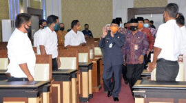 FOTO : Gubernur Jambi H. Fachrori Umar Melaksanakan Pelantikan Dewan Pertukangan Nasional Pengurus Bedeng Wilayah Provinsi Jambi (DPN-PBW Perkasa) periode 2020-2025 di Ruang Pola Kantor Gubernur Jambi, Kamis (30/07/20)
