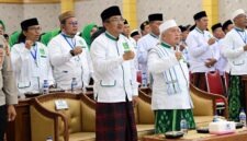 Bupati H. Anwar Sadat (tengah) dan Wagub Jambi H. Abdullah Sani (kanan) saat menghadiri pelantikan pengurus JATMAN se-Provinsi Jambi di Balai Pertemuan Kantor Bupati Tanjab Barat, Senin (7/9/2026). (FOTO : Dok. PROKOPIM)