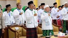 Bupati H. Anwar Sadat (tengah) dan Wagub Jambi H. Abdullah Sani (kanan) saat menghadiri pelantikan pengurus JATMAN se-Provinsi Jambi di Balai Pertemuan Kantor Bupati Tanjab Barat, Senin (7/9/2026). (FOTO : Dok. PROKOPIM)