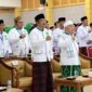 Bupati H. Anwar Sadat (tengah) dan Wagub Jambi H. Abdullah Sani (kanan) saat menghadiri pelantikan pengurus JATMAN se-Provinsi Jambi di Balai Pertemuan Kantor Bupati Tanjab Barat, Senin (7/9/2026). (FOTO : Dok. PROKOPIM)