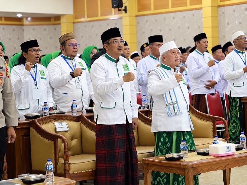 Bupati H. Anwar Sadat (tengah) dan Wagub Jambi H. Abdullah Sani (kanan) saat menghadiri pelantikan pengurus JATMAN se-Provinsi Jambi di Balai Pertemuan Kantor Bupati Tanjab Barat, Senin (7/9/2026). (FOTO : Dok. PROKOPIM)