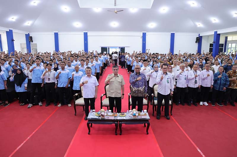 AKSELERASI SDM: Suasana kemeriahan pembukaan Pelatihan Vokasi Nasional Batch I 2026 yang dipusatkan di BBPVP Bekasi. Pemerintah menargetkan 70.000 peserta sepanjang tahun 2026 untuk mempercepat penyerapan tenaga kerja terampil di sektor industri prioritas. (FOTO : Dok. Biro Humas Kemenaker)