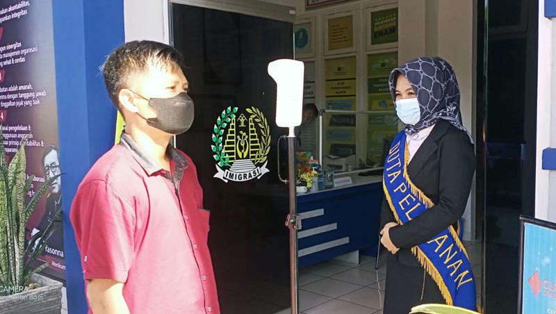 Sebelum Memasuki Kantor Imigrasi Reporter lintastungkal.com Diarahkan Untuk Pengecekan Suhu Tubuh, Senin (22/11/21). FOTO : Bas