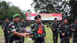 Kasrem 172/PWY Kolonel Inf Bayu Sudarmanto Memimpin Upacara Pelepasan Satgas Pamtas Kewilayahan Yonif Raider 142/KJ di lapangan Pacasila Rindam XVII/Cenderawasih, Sentani, Jayapura, Sabtu (29/4/23). FOTO : PENREM GAPU