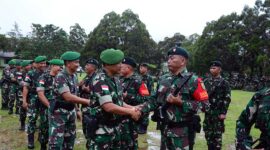 Kasrem 172/PWY Kolonel Inf Bayu Sudarmanto Memimpin Upacara Pelepasan Satgas Pamtas Kewilayahan Yonif Raider 142/KJ di lapangan Pacasila Rindam XVII/Cenderawasih, Sentani, Jayapura, Sabtu (29/4/23). FOTO : PENREM GAPU