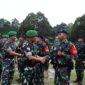 Kasrem 172/PWY Kolonel Inf Bayu Sudarmanto Memimpin Upacara Pelepasan Satgas Pamtas Kewilayahan Yonif Raider 142/KJ di lapangan Pacasila Rindam XVII/Cenderawasih, Sentani, Jayapura, Sabtu (29/4/23). FOTO : PENREM GAPU