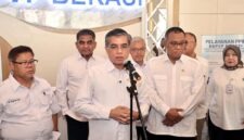 Menteri Ketenagakerjaan RI, Yassierli, memberikan sambutan atau keterangan pers di mikrofon pada puncak peringatan Hari Ozon Sedunia 2026 di Balai Besar Pelatihan Vokasi dan Produktivitas (BBPVP) Bekasi, Kota Bekasi, Jawa Barat. (FOTO : Dok. Biro Humas Kemnaker)