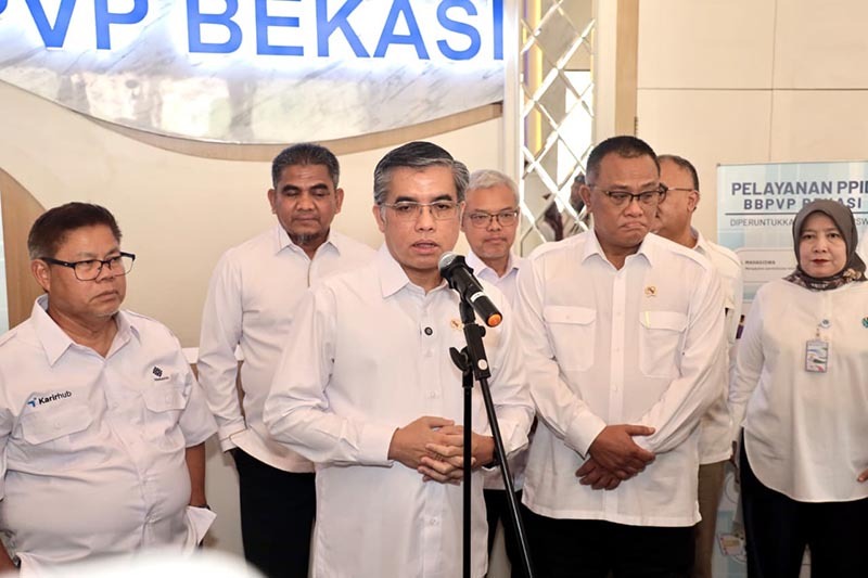 Menteri Ketenagakerjaan RI, Yassierli, memberikan sambutan atau keterangan pers di mikrofon pada puncak peringatan Hari Ozon Sedunia 2026 di Balai Besar Pelatihan Vokasi dan Produktivitas (BBPVP) Bekasi, Kota Bekasi, Jawa Barat. (FOTO : Dok. Biro Humas Kemnaker)