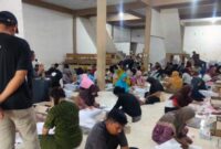 KPU Kabupaten Tanjung Jabung Barat melakukan proses pelipatan dan penyortiran surat suara  Pemilu 2024. FOTO : BS/LT.