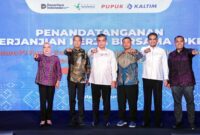 Menteri Ketenagakerjaan RI, Yassierli (tengah), bersama Direktur Utama PT Pupuk Kalimantan Timur, Gusrizal (ketiga dari kanan), dan jajaran pimpinan serta perwakilan serikat pekerja melakukan foto bersama usai penandatanganan Perjanjian Kerja Bersama (PKB) ke-VIII periode 2026-2028 di Jakarta, Selasa (14/4). (FOTO : Dok. Kemenaker)