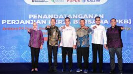 Menteri Ketenagakerjaan RI, Yassierli (tengah), bersama Direktur Utama PT Pupuk Kalimantan Timur, Gusrizal (ketiga dari kanan), dan jajaran pimpinan serta perwakilan serikat pekerja melakukan foto bersama usai penandatanganan Perjanjian Kerja Bersama (PKB) ke-VIII periode 2026-2028 di Jakarta, Selasa (14/4). (FOTO : Dok. Kemenaker)