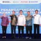Menteri Ketenagakerjaan RI, Yassierli (tengah), bersama Direktur Utama PT Pupuk Kalimantan Timur, Gusrizal (ketiga dari kanan), dan jajaran pimpinan serta perwakilan serikat pekerja melakukan foto bersama usai penandatanganan Perjanjian Kerja Bersama (PKB) ke-VIII periode 2026-2028 di Jakarta, Selasa (14/4). (FOTO : Dok. Kemenaker)