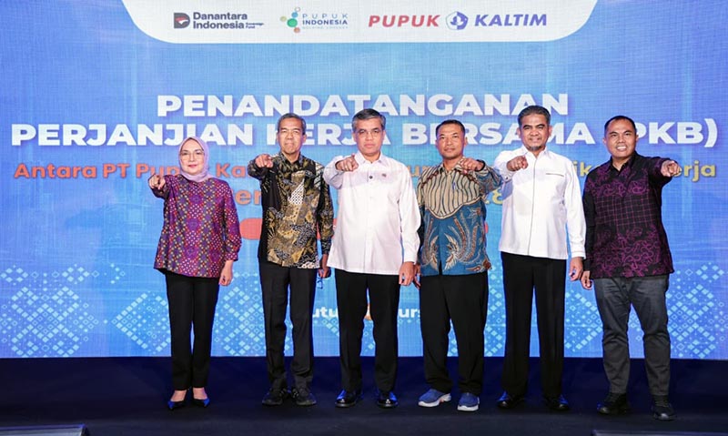 Menteri Ketenagakerjaan RI, Yassierli (tengah), bersama Direktur Utama PT Pupuk Kalimantan Timur, Gusrizal (ketiga dari kanan), dan jajaran pimpinan serta perwakilan serikat pekerja melakukan foto bersama usai penandatanganan Perjanjian Kerja Bersama (PKB) ke-VIII periode 2026-2028 di Jakarta, Selasa (14/4). (FOTO : Dok. Kemenaker)