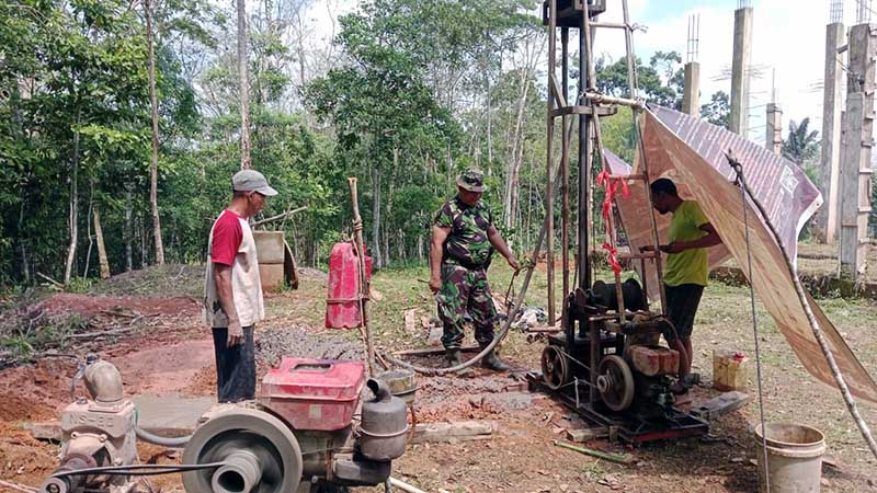 Anggota TMMD Kodim 0415/Jambi ke-121 Melaksanakan Pembuatan Sumur Bor di Desa Suka Maju Kecamatan Mestong. FOTO : PENDIM