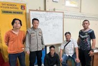 AS Satu dari 2 Pelaku Pemcurian Bobol Conter Galery Cell Pematang Lumut Ditangkap Polisi. FOTO : HMS Polsek Betar/LT